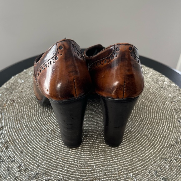 Used excellent condition. Spring.  block heel. Love these vintage vibe shoes! - Picture 3 of 5